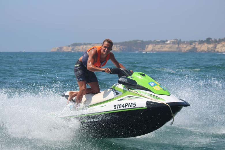 In moto d'acqua nell'Algarve
