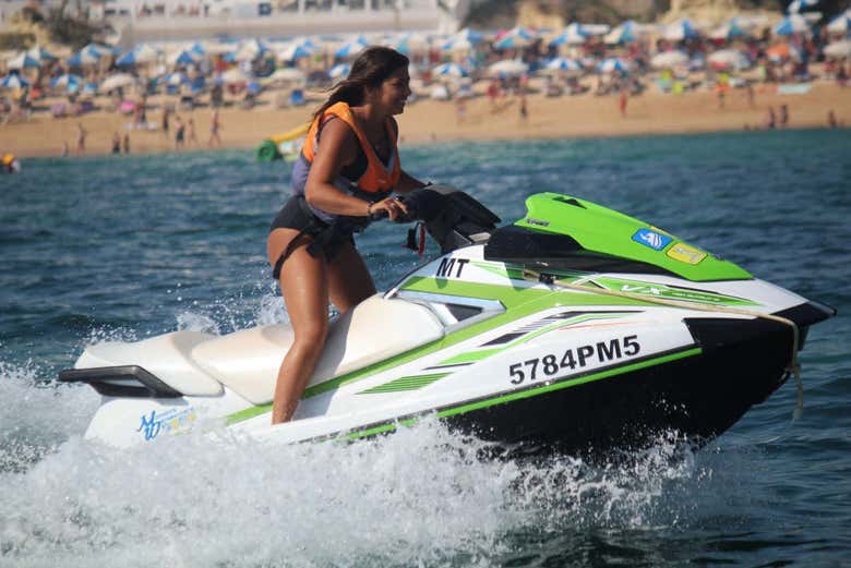 Pilotando la moto d'acqua