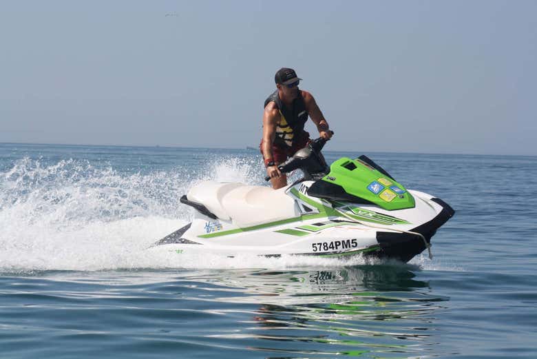 Solcando l'oceano in moto d'acqua