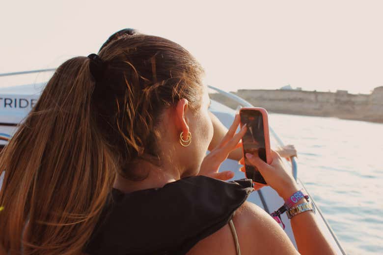 Capturando momentos inolvidables durante nuestro paseo en barco 
