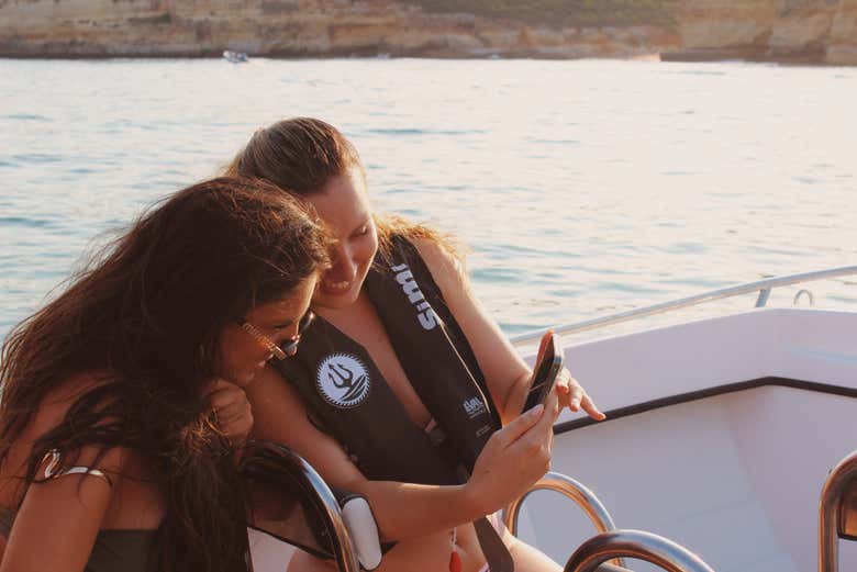 Disfrutando de un atardecer mágico en uno de los paseos en barco