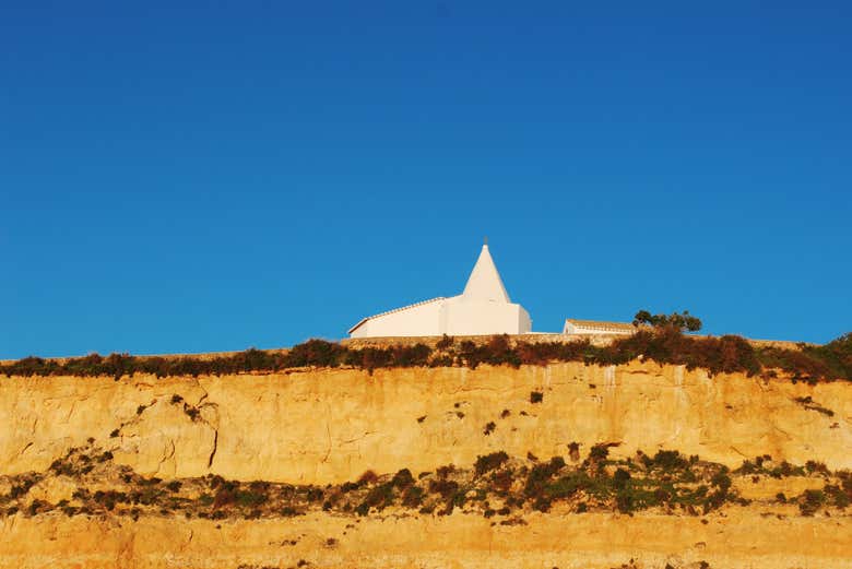 Descubre la emblemática Capilla de Nossa Senhora da Rocha desde 