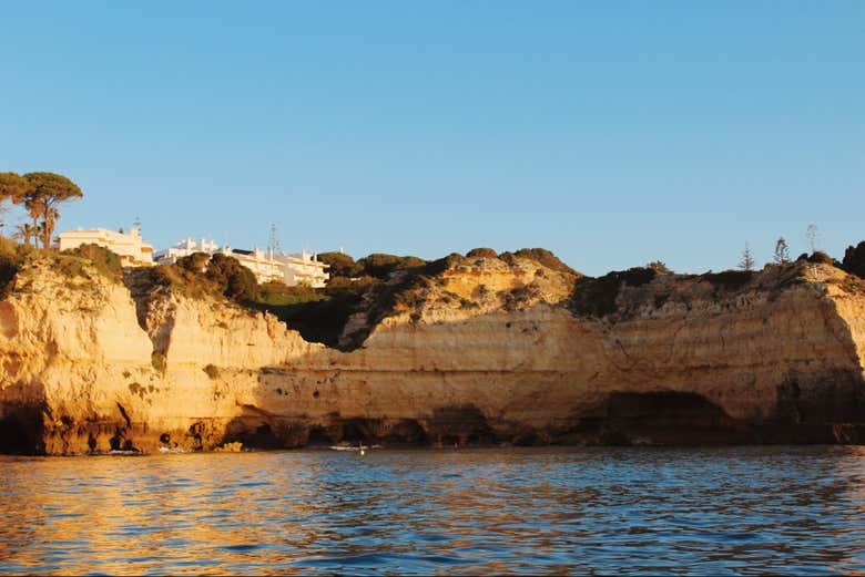 Admira los impresionantes acantilados dorados del Algarve al ata