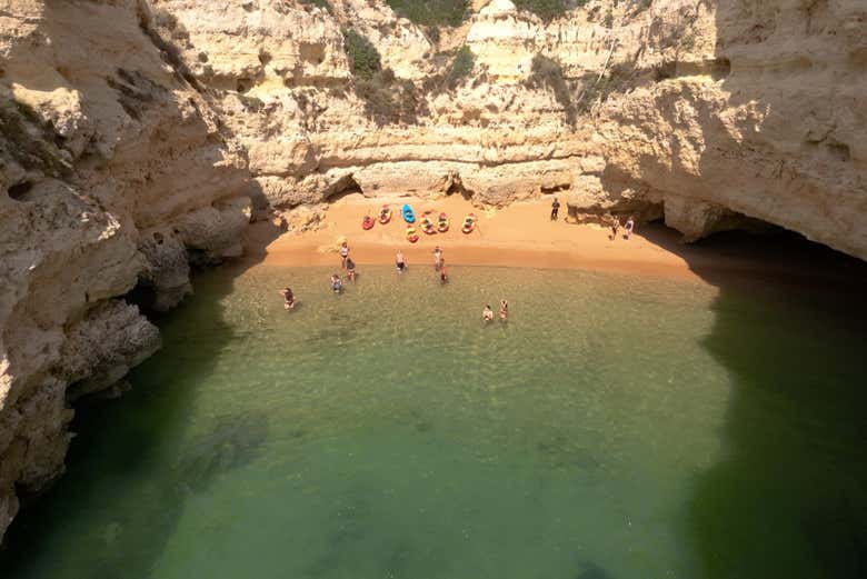 Uma praia acessível apenas de barco