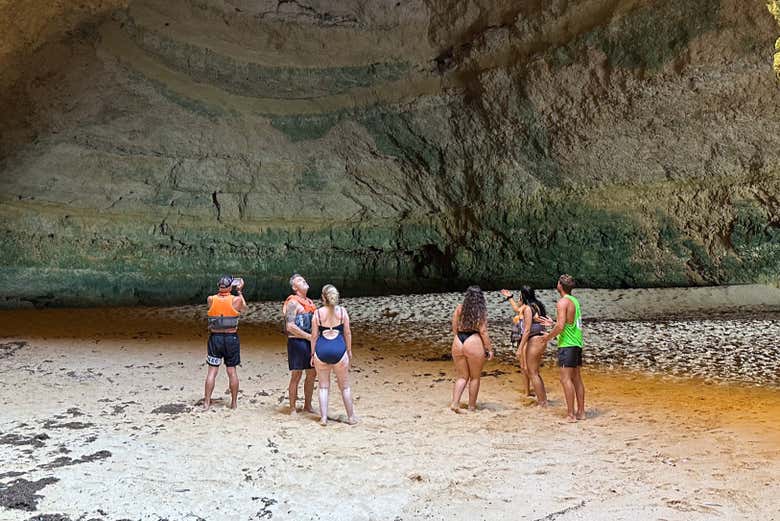 Conhecendo o interior da gruta de Armação de Pêra
