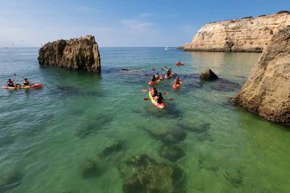 Tour en kayak por las cuevas de Armação de Pêra