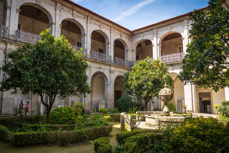 Percorrendo o claustro do mosteiro de Arouca