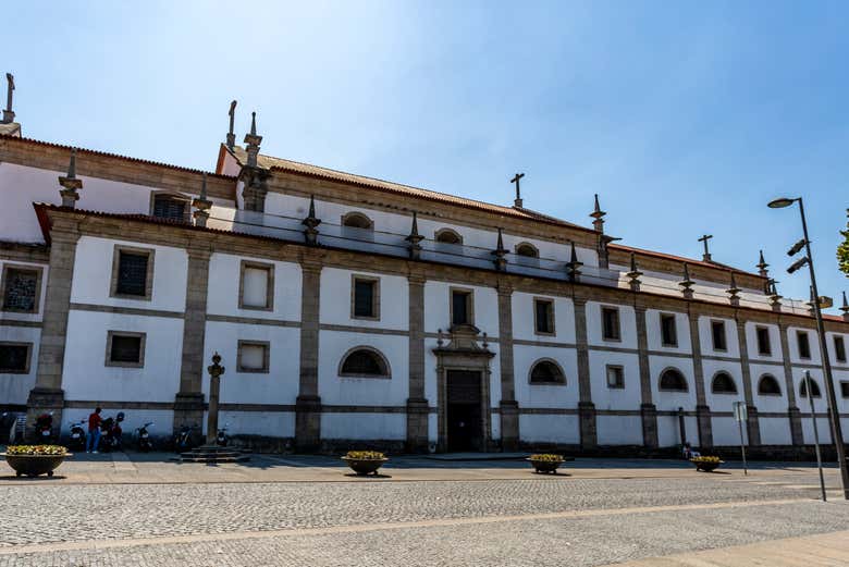 Admirando la fachada del monasterio de Arouca