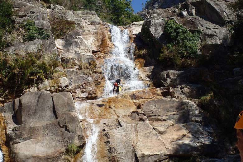 Chute d'eau naturelle sur le fleuve Paiva