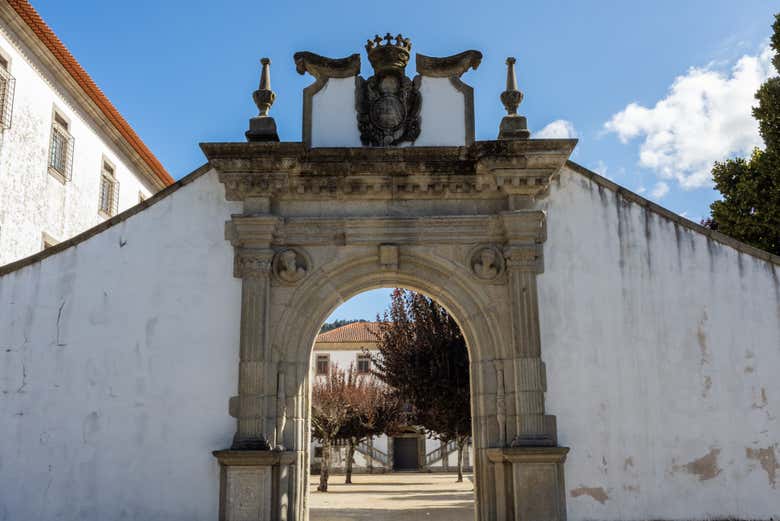Junto ao pórtico do mosteiro de Arouca