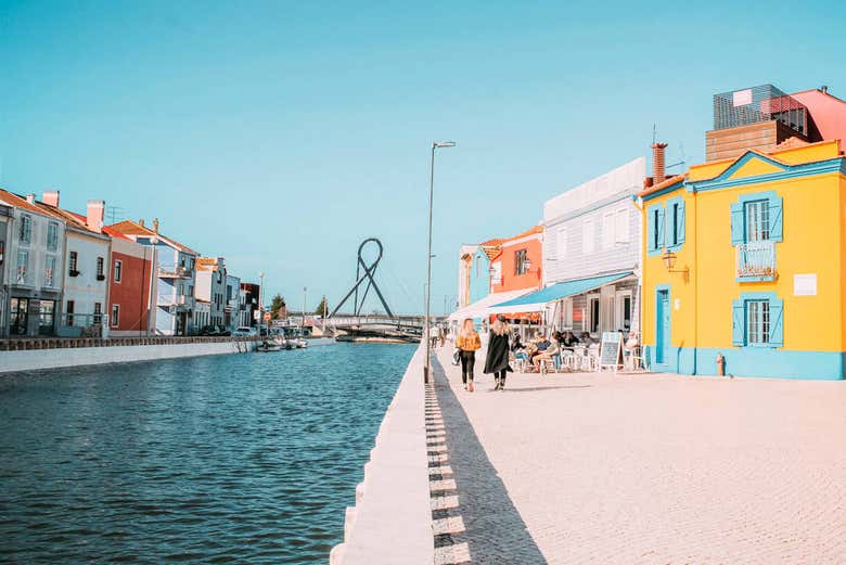 Casas e canais da cidade