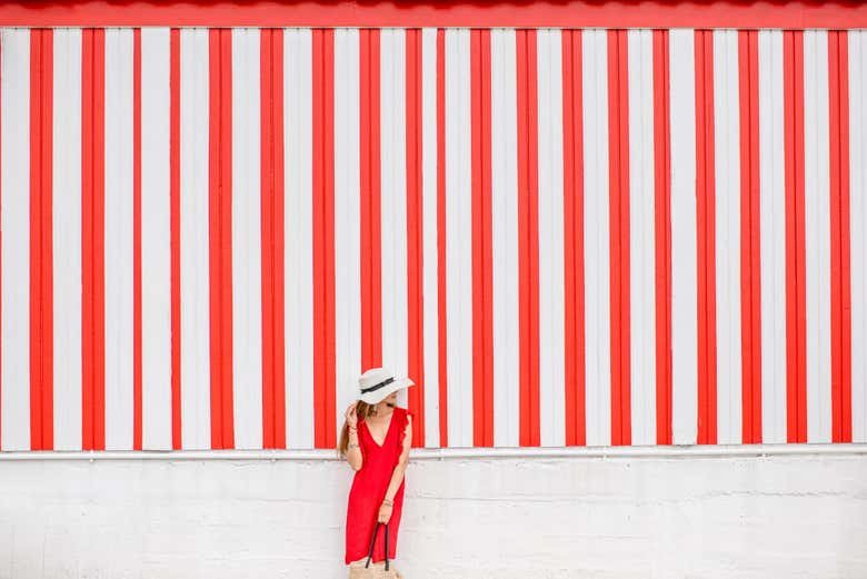 Chica posando en una de las casas de Costa Nova