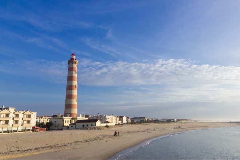Faro en la playa de Barra