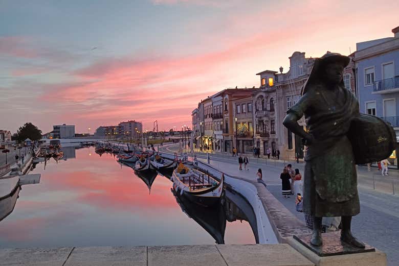 Cae la noche sobre uno de los canales de Aveiro