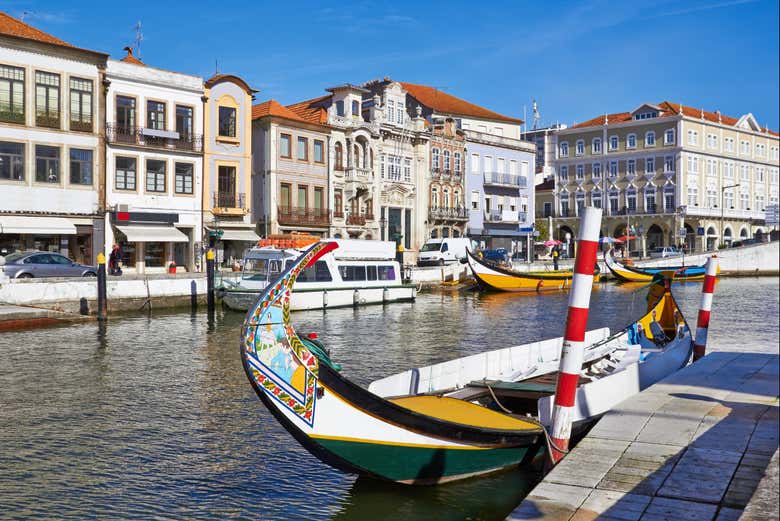 Barco moliceiro en un canal de Aveiro