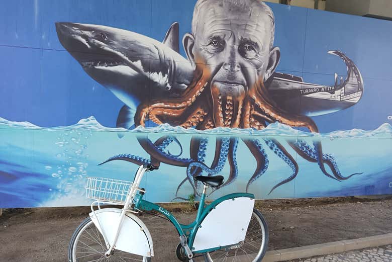 Una bicicleta junto a un grafiti de Aveiro