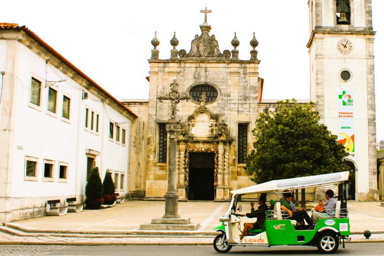 El tuk tuk pasando ante la Catedral de Aveiro