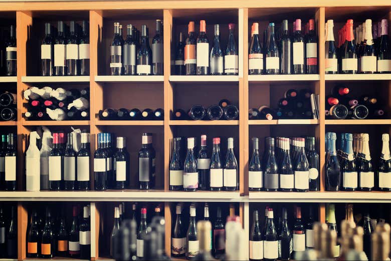 A variedade de garrafas na degustação de vinhos
