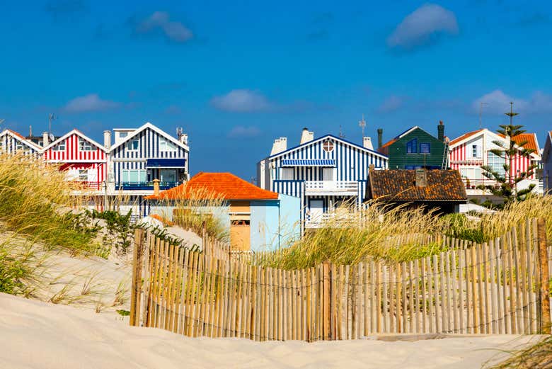 Paisaje de las casas de colores en primera línea de playa