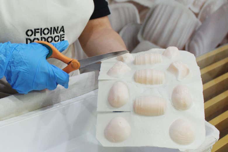 Recortando los ovos moles 