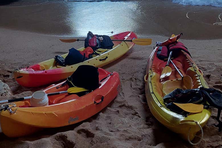 Kayaks en la cueva de Benagil