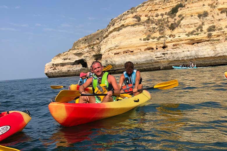 Remando até às grutas de Benagil