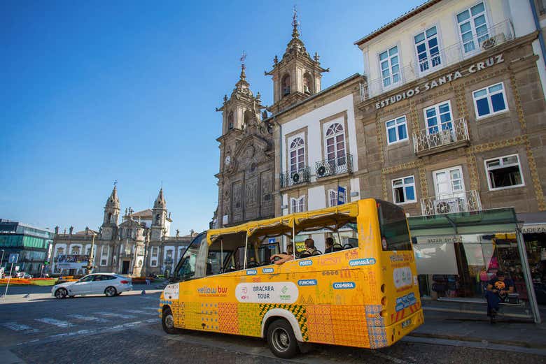 Le bus touristique tout près des églises  de Braga