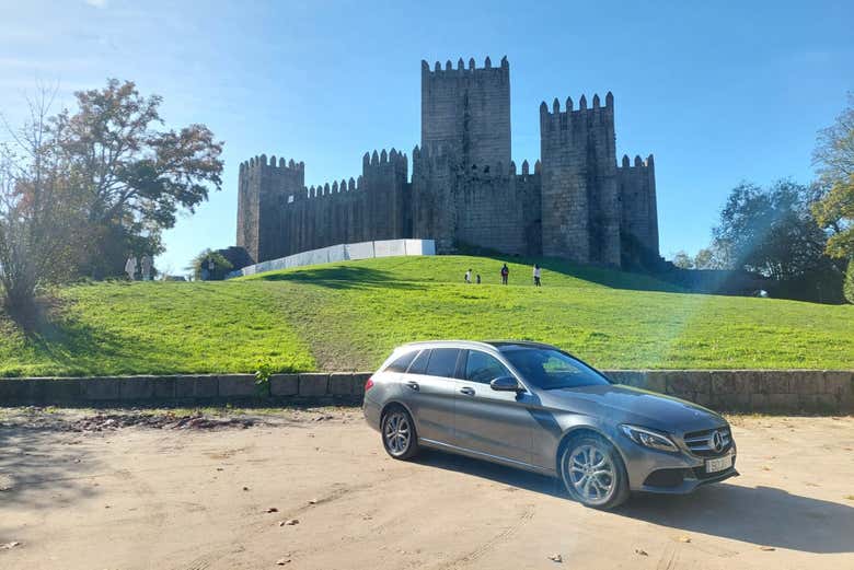 Faremos uma parada em frente ao Castelo de Guimarães