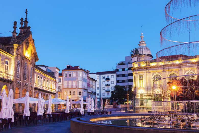 Percorrendo o centro histórico de Braga ao anoitecer