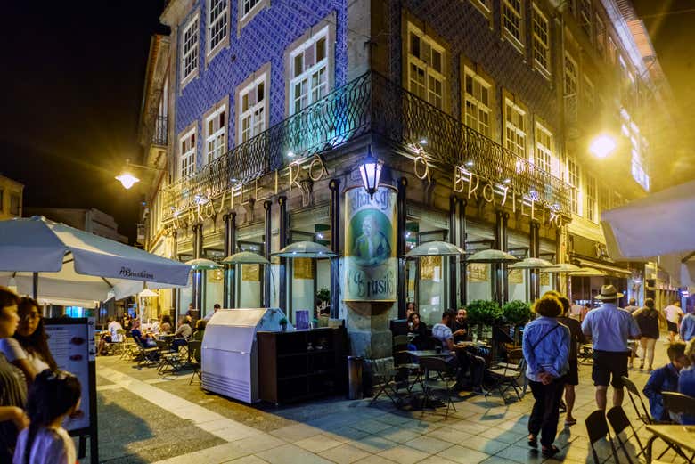 Ambiente nocturno en el Café A Brasileira