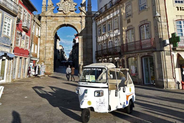 Tuk tuk à l'arche de Porta Nova