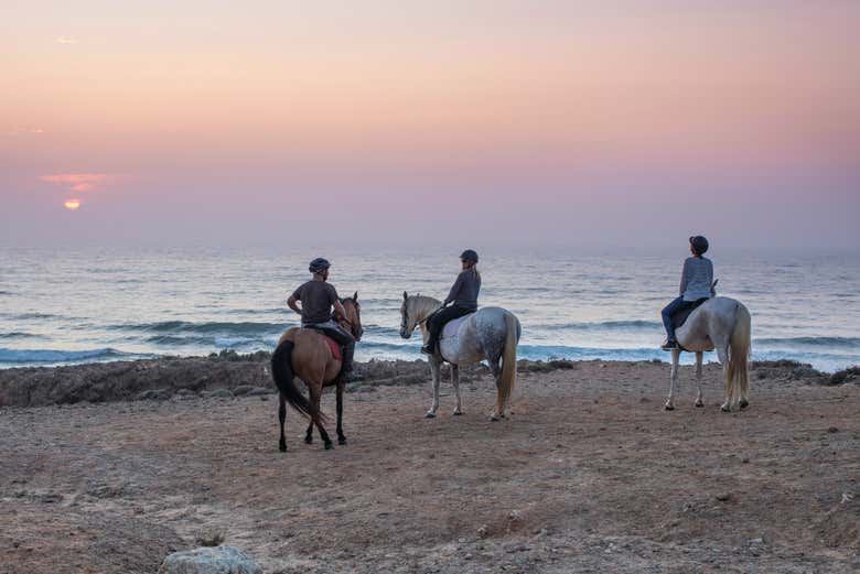 Le soleil se couche sur la plage de Bordeira