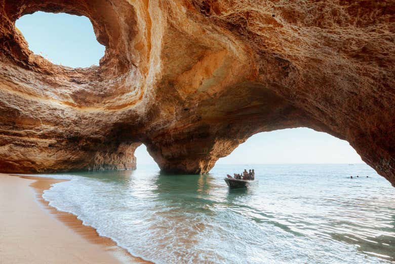 Acesso pelo mar às grutas de Benagil