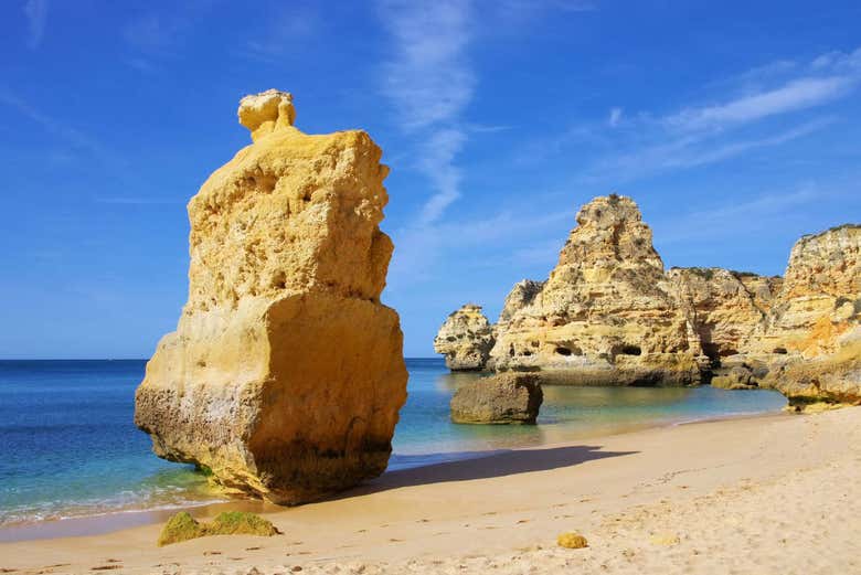 Formações rochosas na praia da Marinha