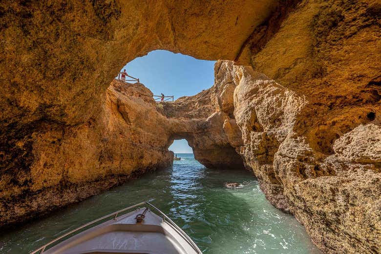Passeando pelo interior das grutas