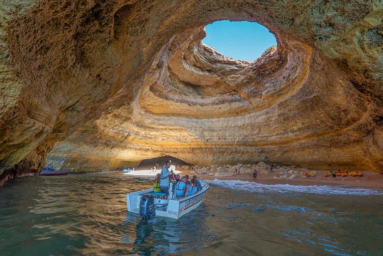 Passeio de barco pelas grutas de Benagil