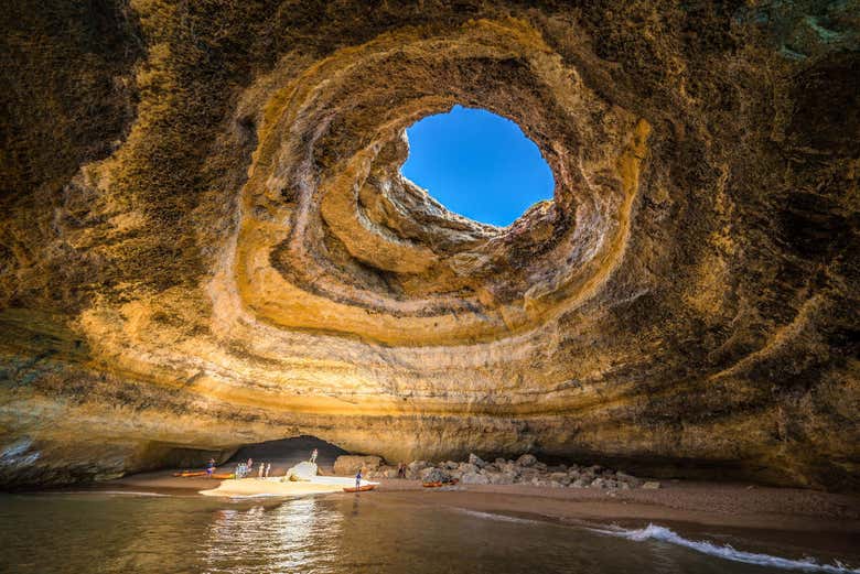 Pessoas na praia das grutas de Benagil
