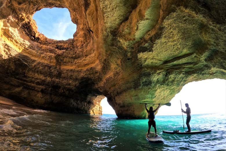 Fazendo paddle surf em Benagil