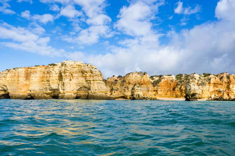 Vista desde el mar de los acantilados en la playa de la Marina