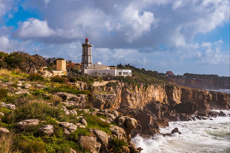 El Faro da Guia sobre el acantilado
