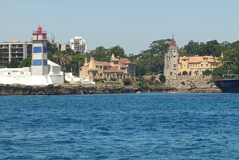 Paseando en barco frente a la costa de Cascais
