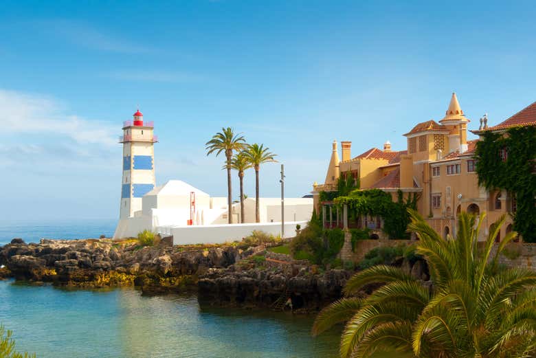 Contemplando el Faro de Santa Marta junto al museo marítimo