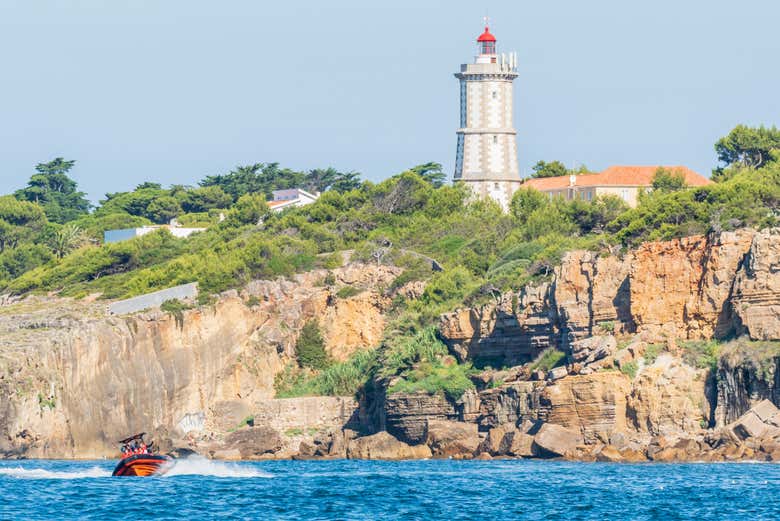 Naviguez près du phare de Guía