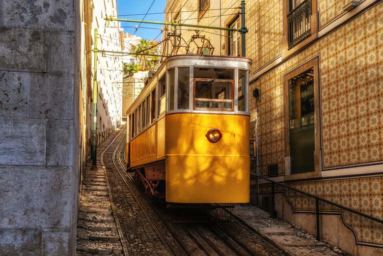 Bonde nas ruas do bairro de Alfama