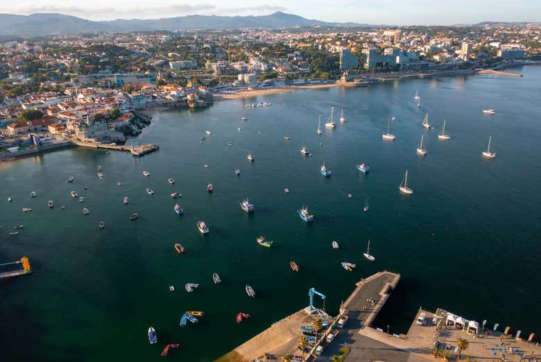 Vista aérea de la marina y la bahía de Cascais