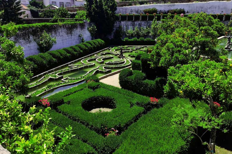 Percorrendo o jardim do Palácio Episcopal de Castelo Branco