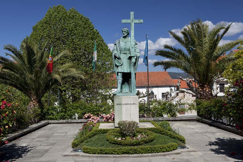 Contemplando a escultura de Pedro Álvares Cabral