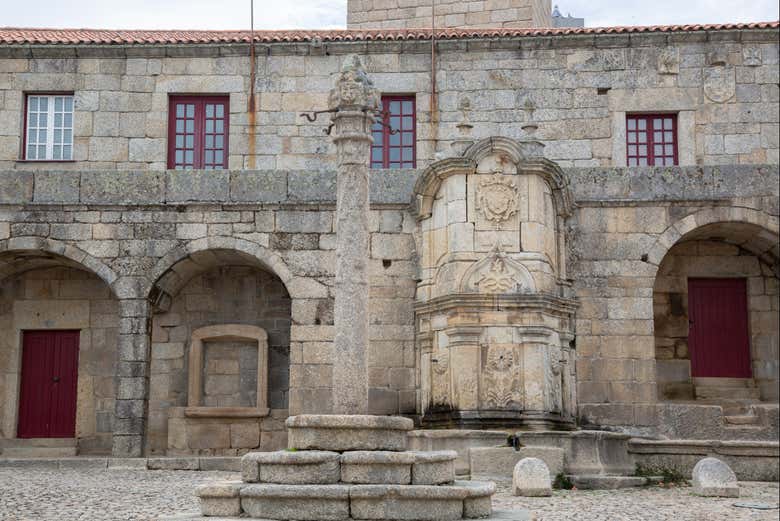 Passeando pela praça principal de Castelo Novo