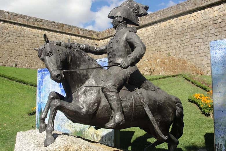 Estatua ecuestre de bronce en Chaves