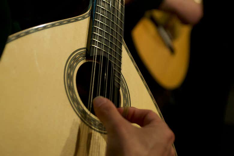Une des guitares typiques du fado